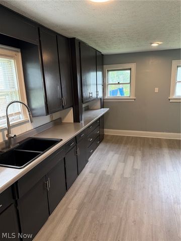 1054 Winton Avenue, Akron, OH 44320