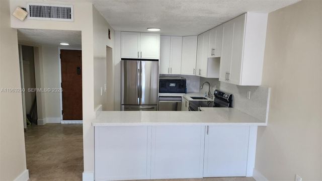 9000 SW 24th St 14C, Miami, FL 33165