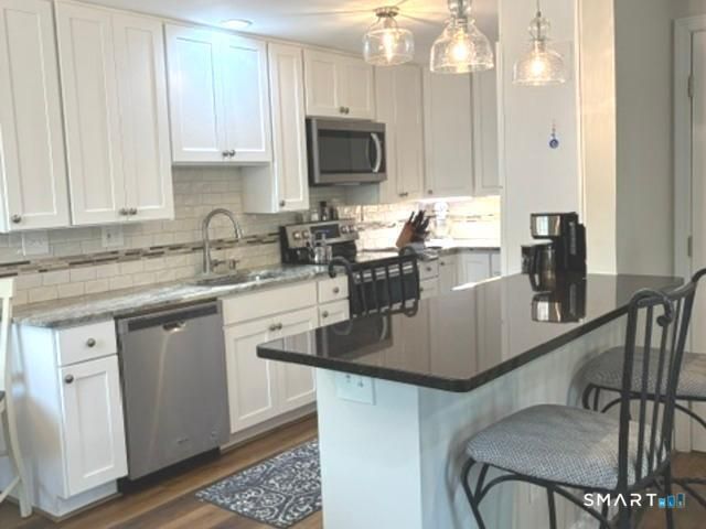 84 Mohawk Trail 84, Guilford, CT 06437
