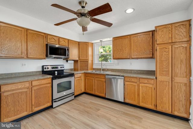 6442 WALKER RD, Stewartstown, PA 17363