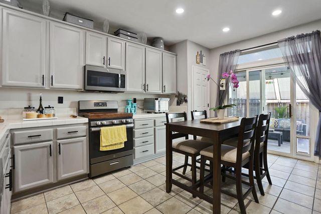 365 Dragonfly Cir, Sacramento, CA 95834