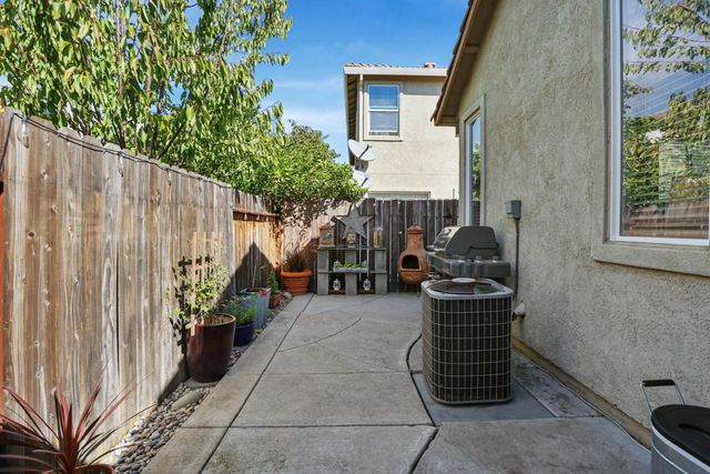 365 Dragonfly Cir, Sacramento, CA 95834