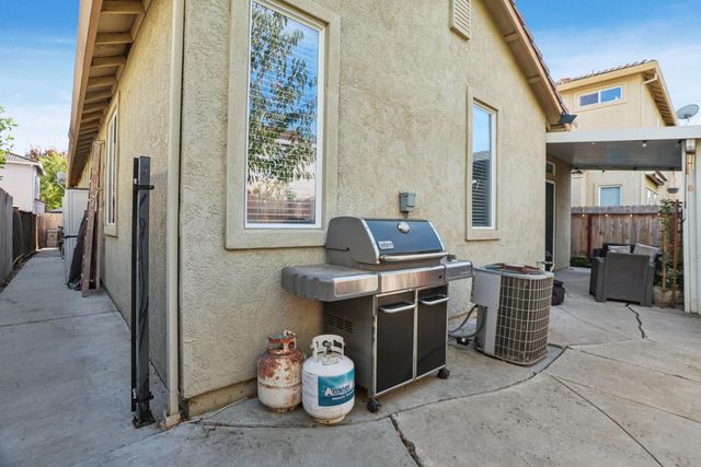 365 Dragonfly Cir, Sacramento, CA 95834