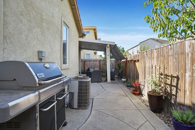 365 Dragonfly Cir, Sacramento, CA 95834