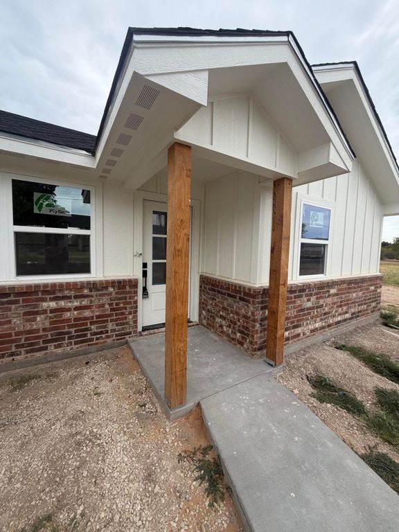 Image 3 of property listing at 2023 Hudson Street, San Angelo, TX 76903