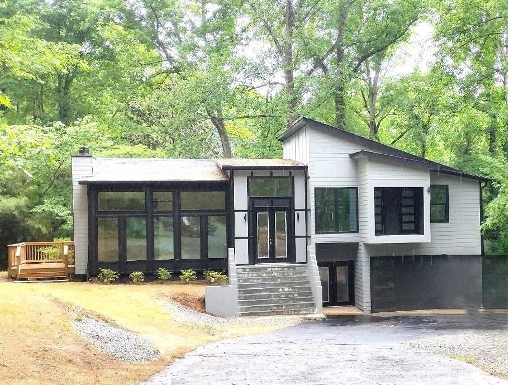 211 Marquis Court SW, Lilburn, GA 30047
