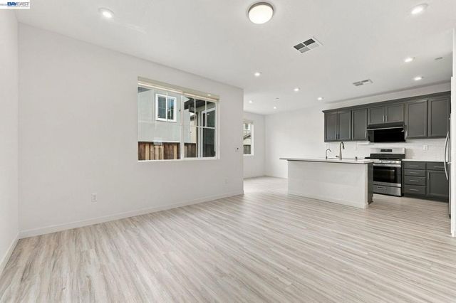 617 Whisper Ln, Pittsburg, CA 94565