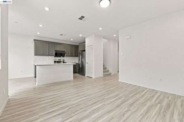 617 Whisper Ln, Pittsburg, CA 94565