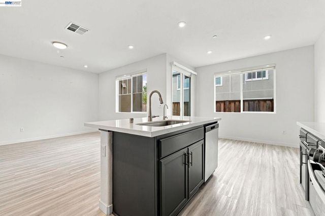617 Whisper Ln, Pittsburg, CA 94565