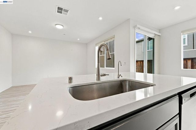 617 Whisper Ln, Pittsburg, CA 94565