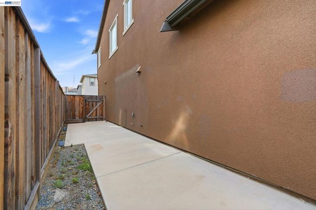 617 Whisper Ln, Pittsburg, CA 94565