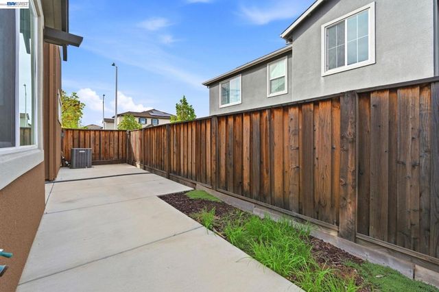 617 Whisper Ln, Pittsburg, CA 94565