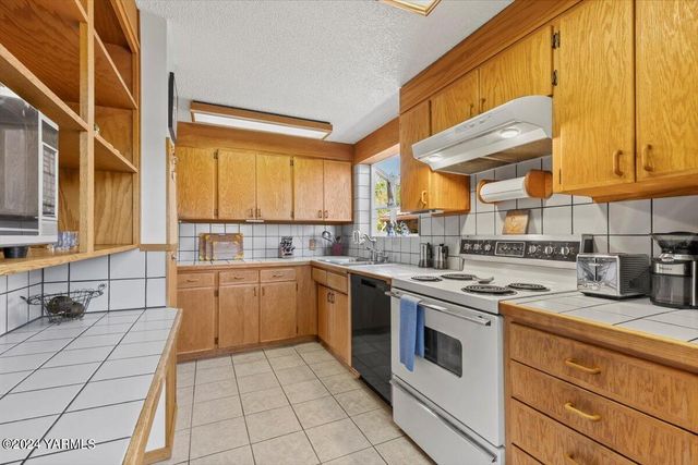 1550 Eagle Peak Rd, Zillah, WA 98953