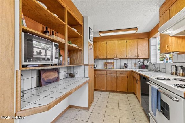1550 Eagle Peak Rd, Zillah, WA 98953