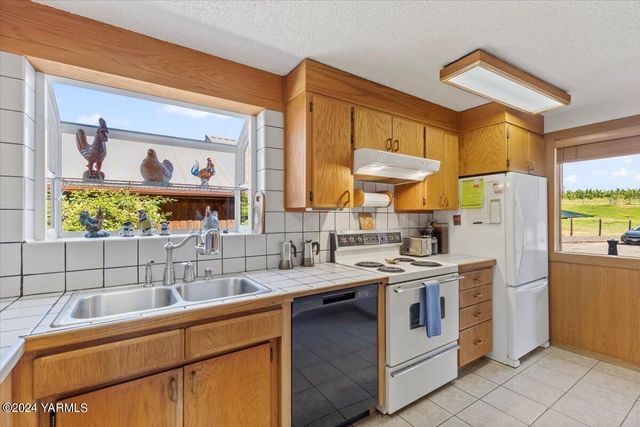 1550 Eagle Peak Rd, Zillah, WA 98953