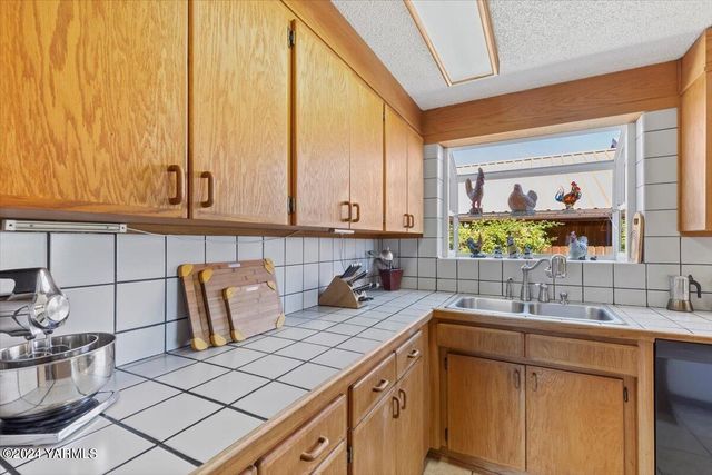1550 Eagle Peak Rd, Zillah, WA 98953