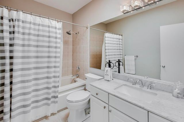 2502 N Bosworth Avenue, Chicago, IL 60614