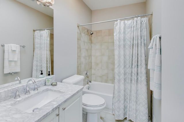 2502 N Bosworth Avenue, Chicago, IL 60614