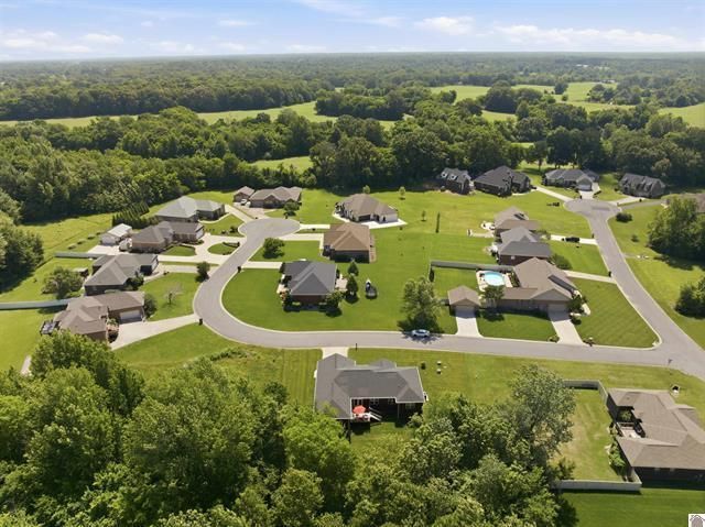 220 Meadow Ridge Court, Paducah, KY 42003