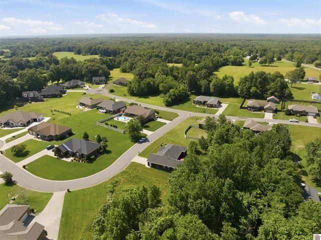 220 Meadow Ridge Court, Paducah, KY 42003