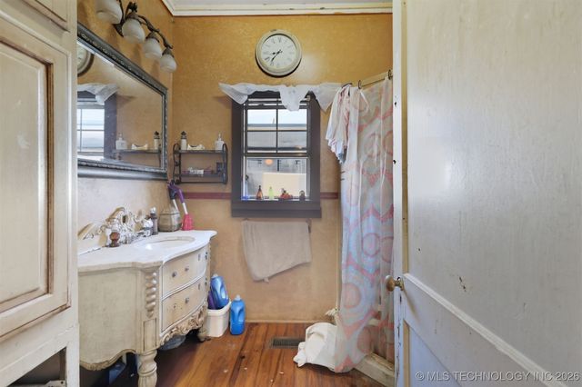 303 W Cummings Street, Henryetta, OK 74437