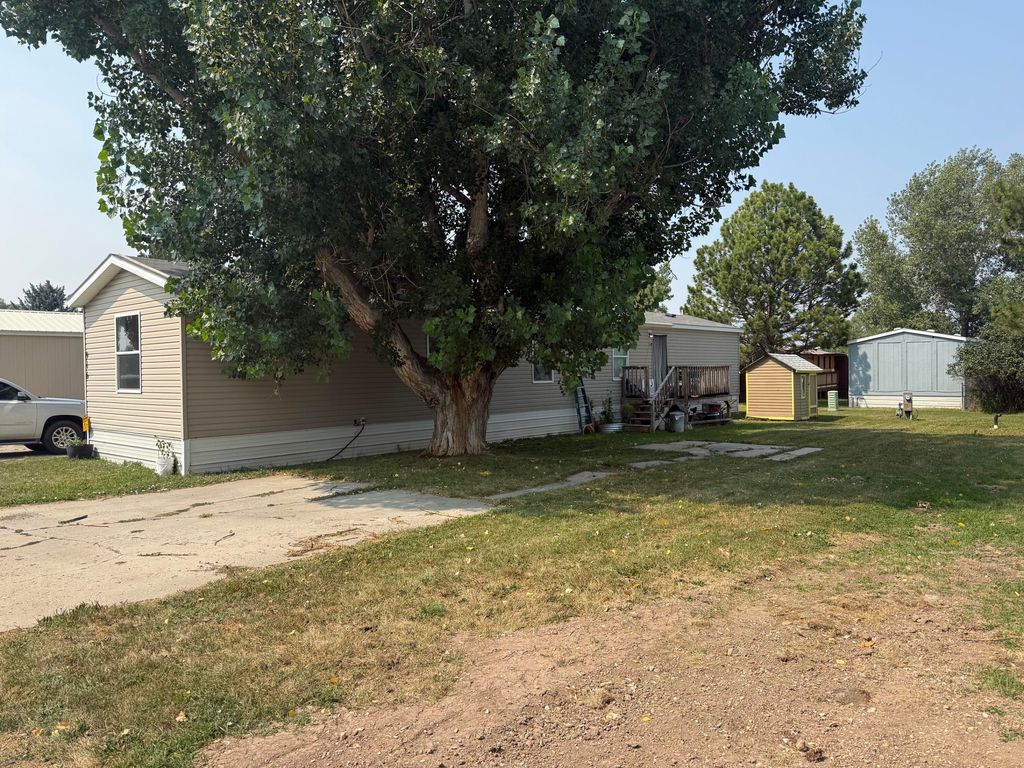 916 Willow AVE, Lewistown, MT 59457 photo 1