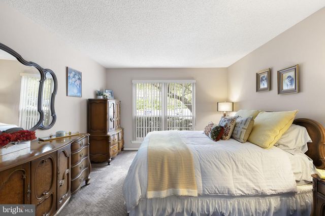 14 CHEVERNY CT, Hamilton, NJ 08619