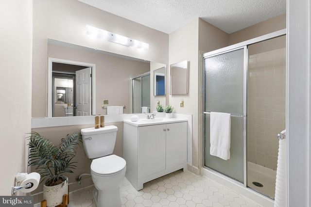 14 CHEVERNY CT, Hamilton, NJ 08619