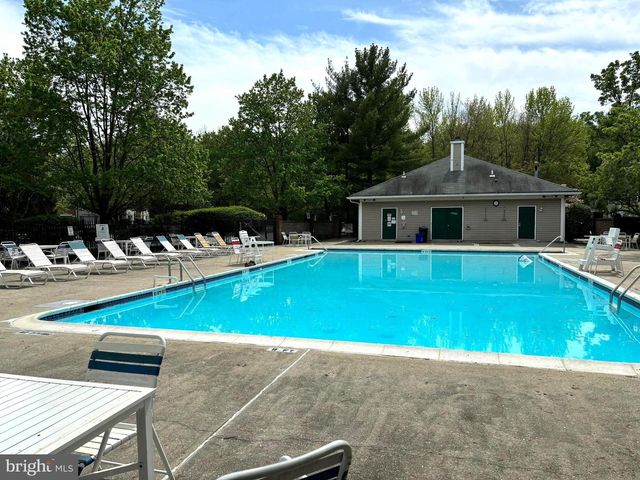 14 CHEVERNY CT, Hamilton, NJ 08619