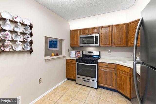 14 CHEVERNY CT, Hamilton, NJ 08619