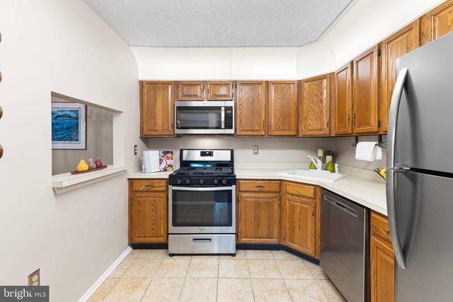 14 CHEVERNY CT, Hamilton, NJ 08619