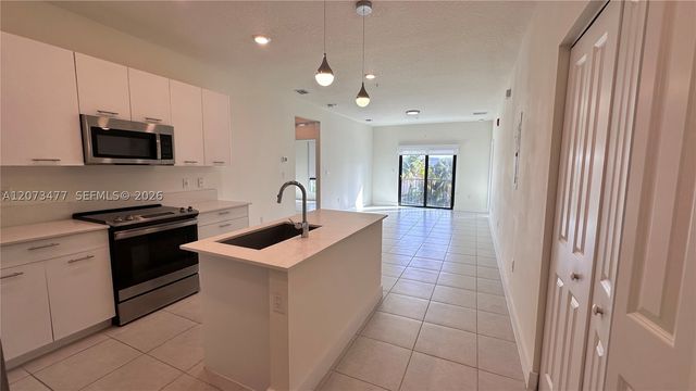 8001 NW 41st St 308, Doral, FL 33166