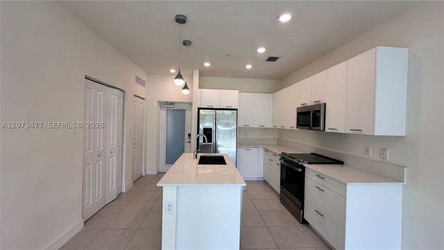 8001 NW 41st St 308, Doral, FL 33166