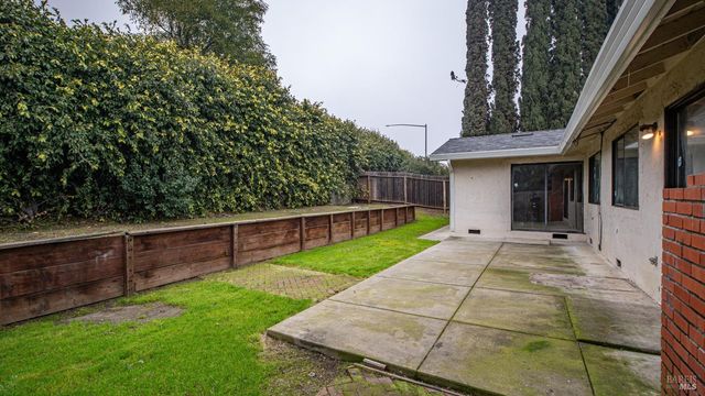 2495 Carnation Dr, Fairfield, CA 94533