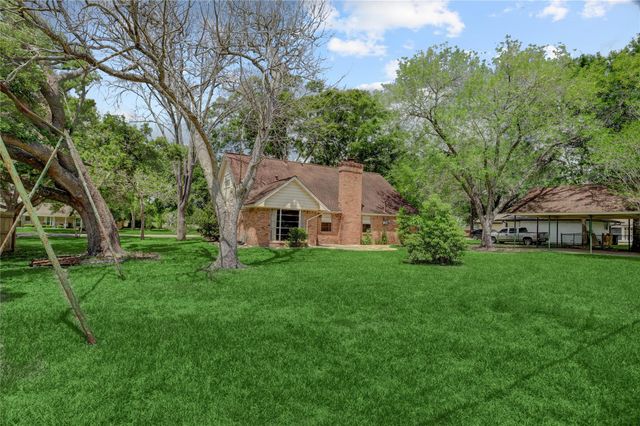 105 Ridgemont Drive, Alvin, TX 77511