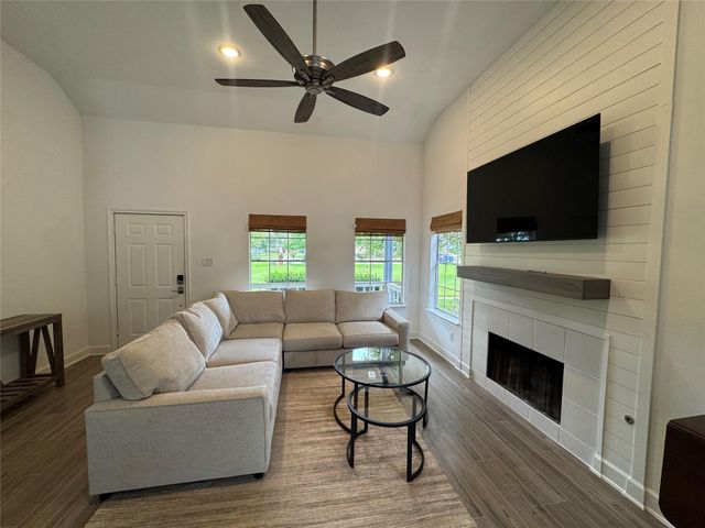 2601 S Broadway Street 9, La Porte, TX 77571