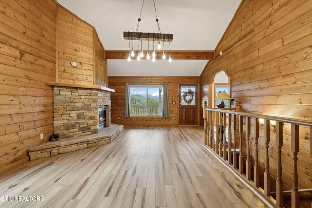 4429 New Pioneer Tr, Pigeon Forge, TN 37863