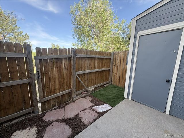 2280 S Jasper Way B, Aurora, CO 80013
