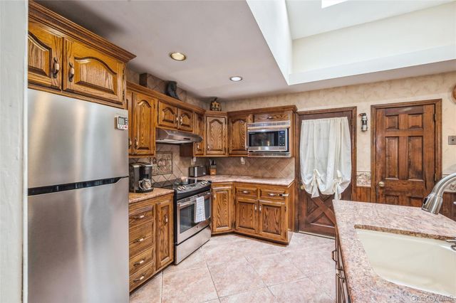 3 Poplar Lane, Medford, NY 11763