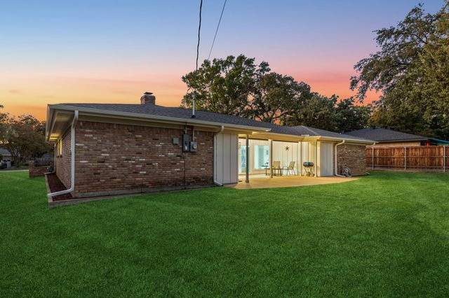 1720 Acorn Lane, Hurst, TX 76054