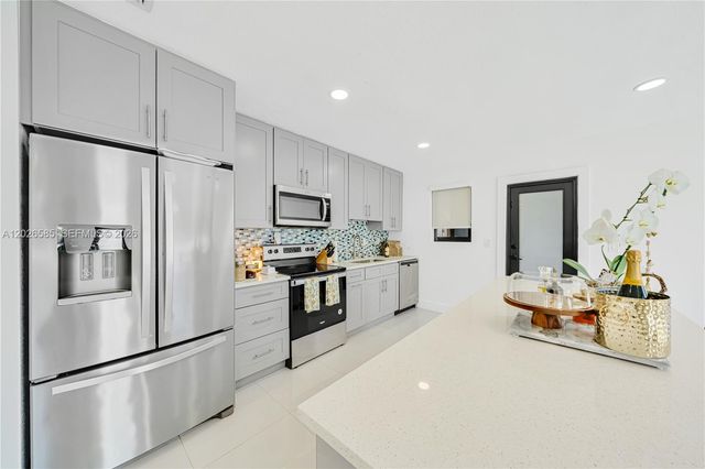 9265 Martinique Dr, Cutler Bay, FL 33189