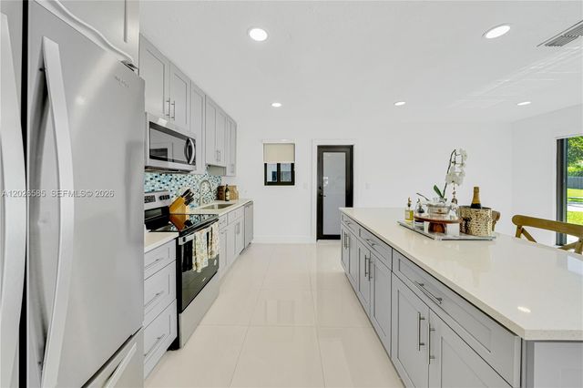 9265 Martinique Dr, Cutler Bay, FL 33189