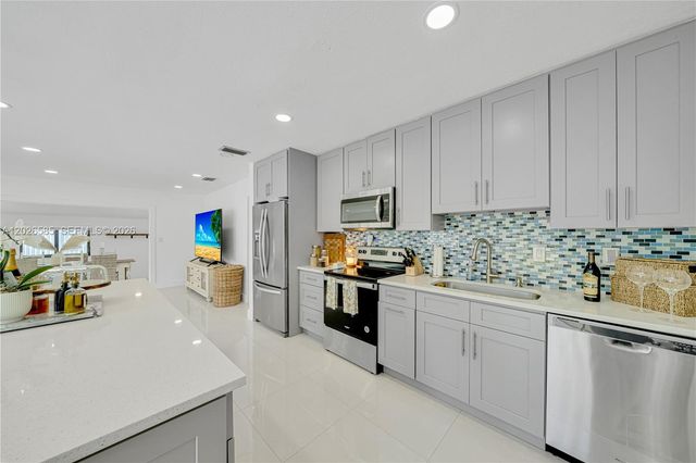 9265 Martinique Dr, Cutler Bay, FL 33189