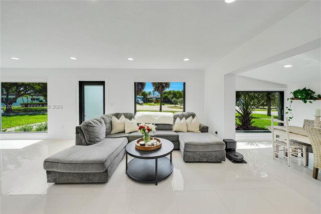 9265 Martinique Dr, Cutler Bay, FL 33189