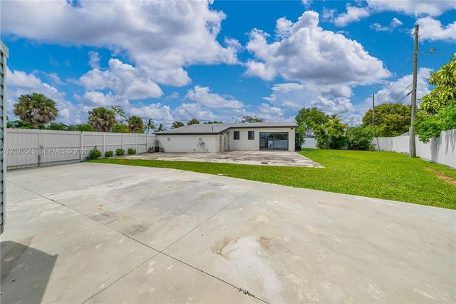 9265 Martinique Dr, Cutler Bay, FL 33189