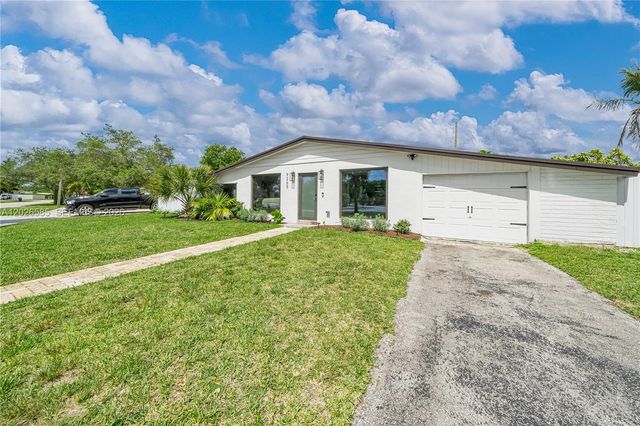 9265 Martinique Dr, Cutler Bay, FL 33189