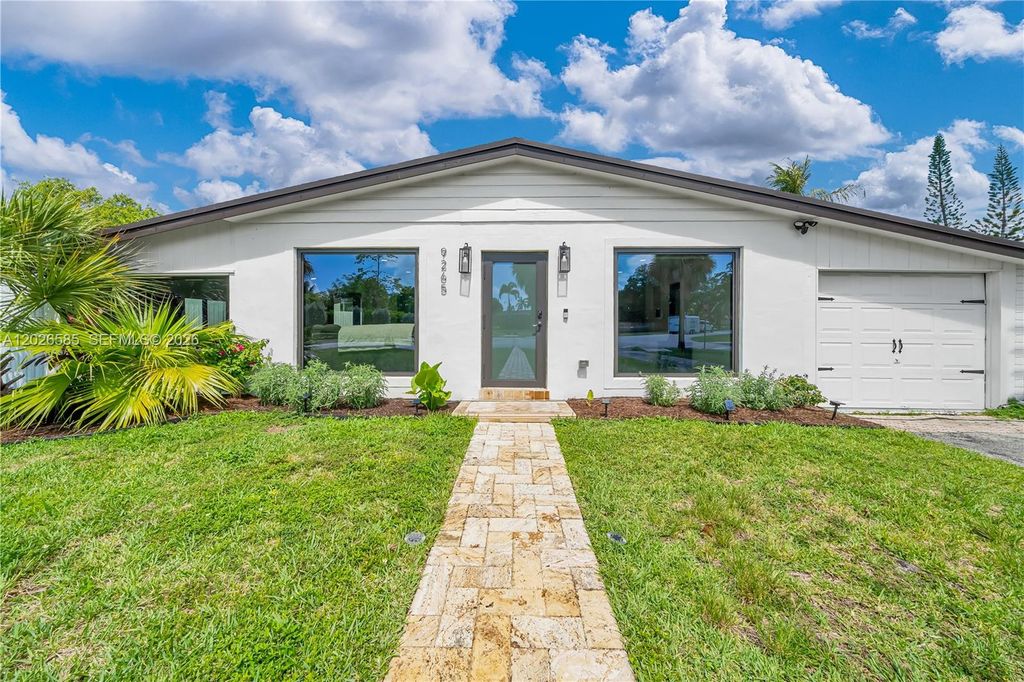 9265 Martinique Dr, Cutler Bay, FL 33189