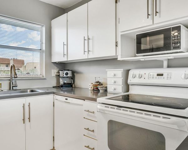 2741 N Pine Island Rd 208, Sunrise, FL 33322