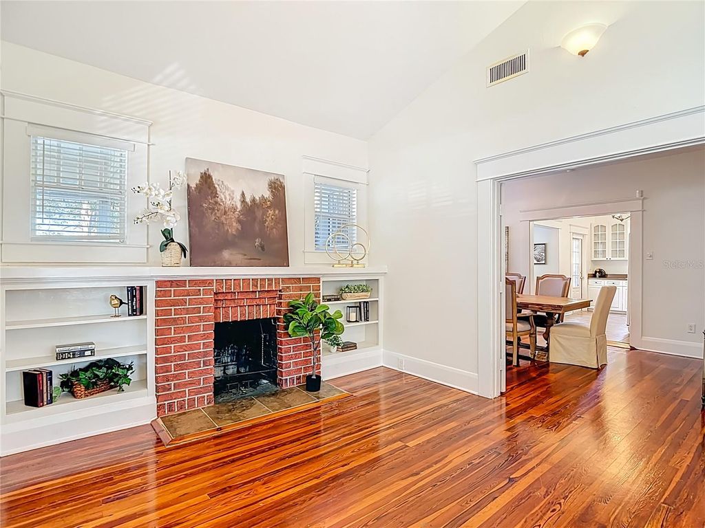 Image 11 of property listing at 906 E BROAD STREET, Tampa, FL 33604