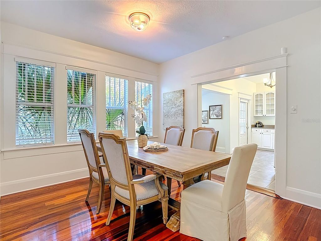 Image 12 of property listing at 906 E BROAD STREET, Tampa, FL 33604